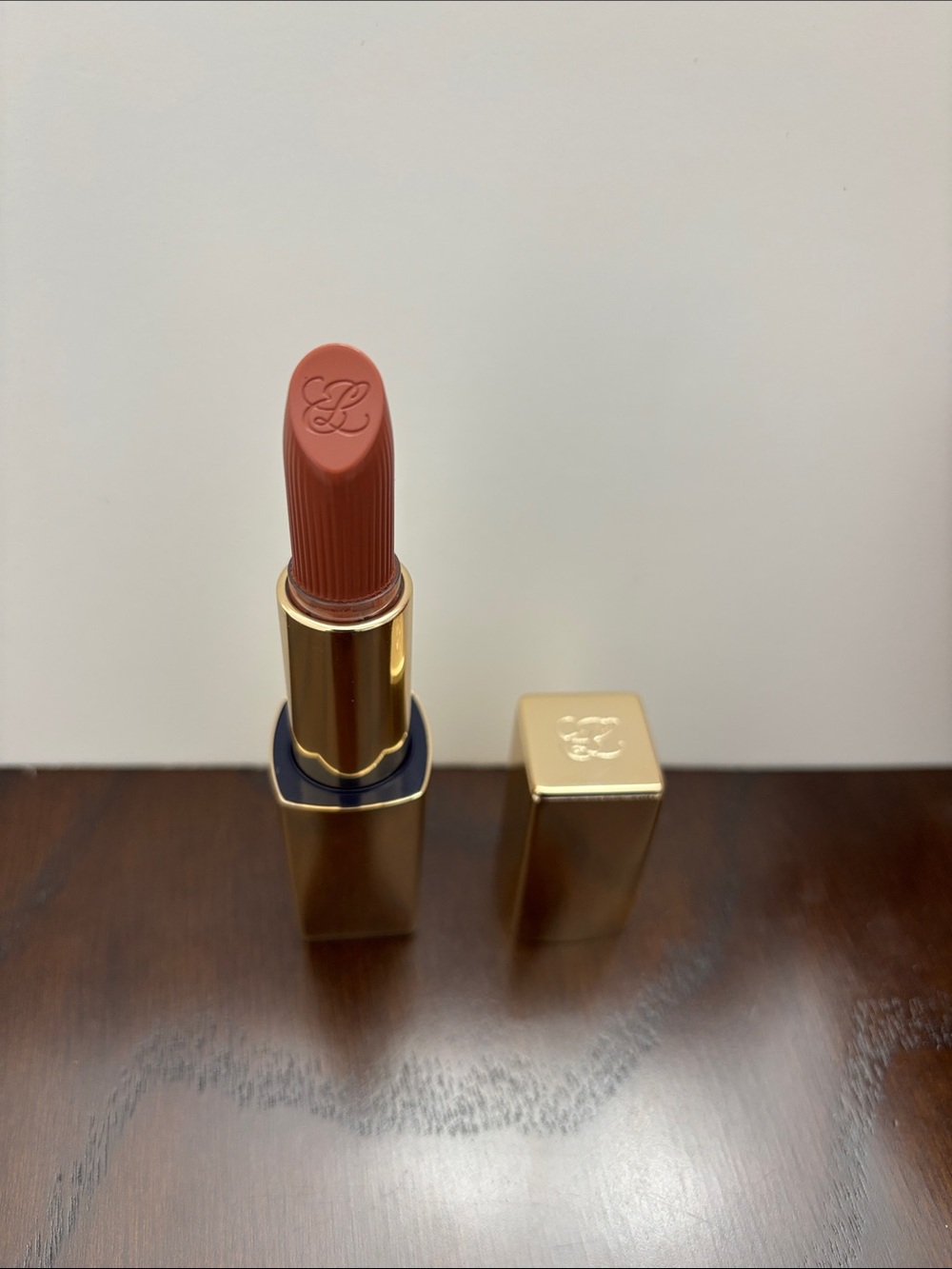 Free cosmetic bag Estée Lauder Creme Covetable Lipstick